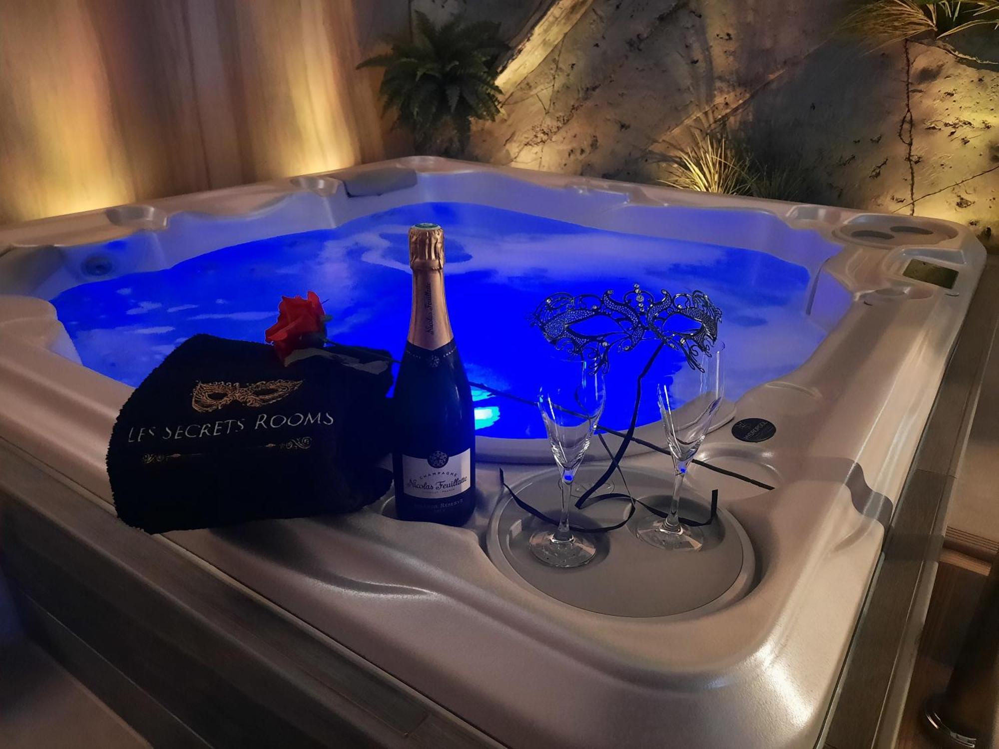 Les Secrets Rooms - Bonneval - Love Room - Spa Et Hammam Privatif Exteriör bild